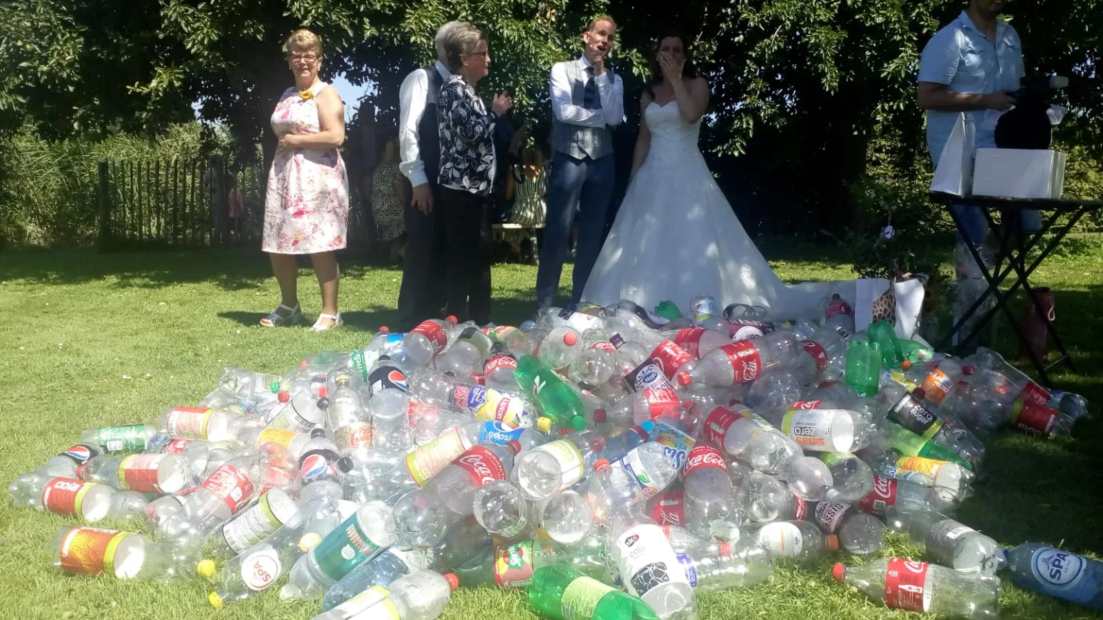 Het cadeau van Bas' band: 520 lege flessen zonder zak om ze mee te nemen!