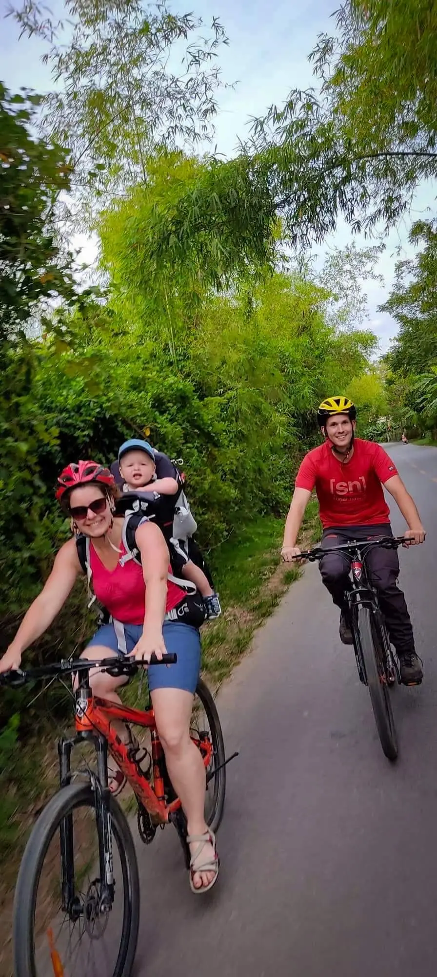 Bij gebrek aan een fietsstoeltje: gewoon in de draagtas