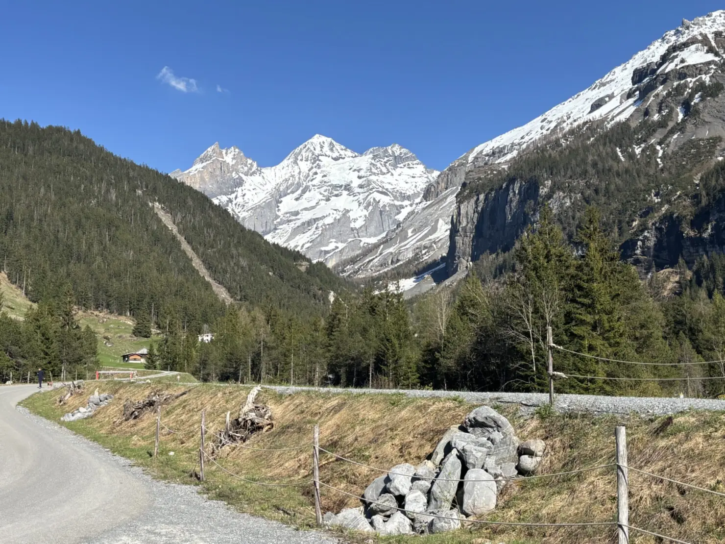 Daar in de verte tussen de bergen ligt het.